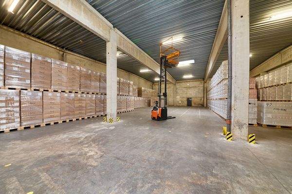 Deckenhöhe ca. 6,0 Meter