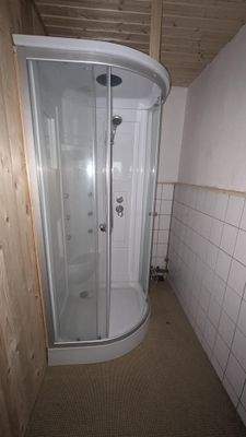 Badezimmer mit Komplettdusche