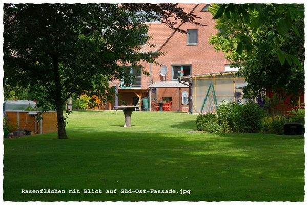 Rasenflächen mit Blick auf Süd-Ost-Fassade