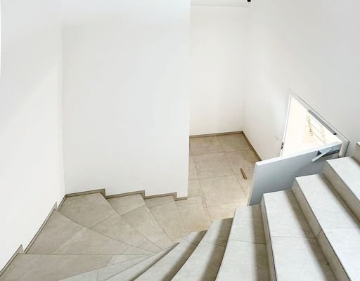Eigenes_Treppenhaus_ins_DG_1.jpg
