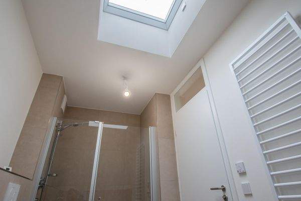 elektrisches Oberlicht im Badezimmer