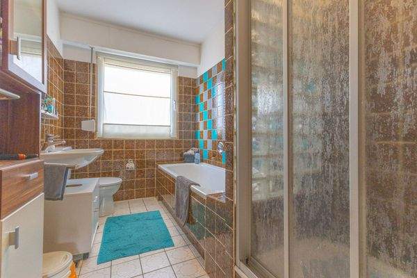 Tageslichtbad mit Wanne und Dusche