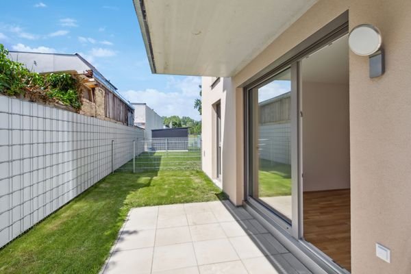 überdachte Terrasse mit kleinem Garten direkt vor dem Wohnraum