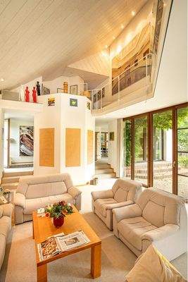 Der Wohnbereich im EG mit Galerie im 1. OG