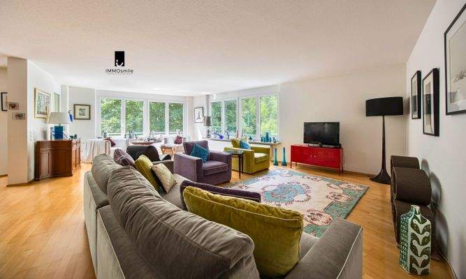 Lichtdurchfluteter Wohnbereich mit Blick ins Grüne