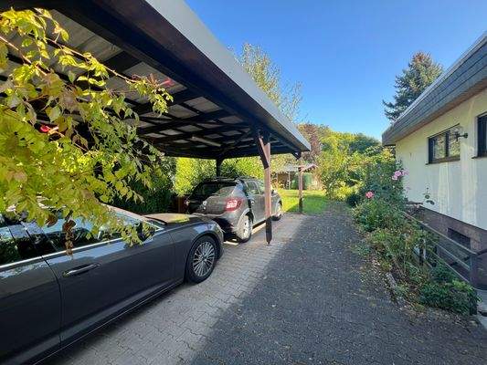 Carport mit Blick Richtung Garten