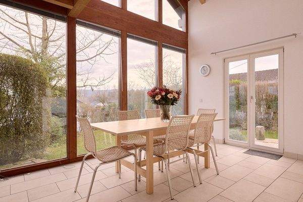 Blick in den Essbereich mit weiterem Blick in Richtung Gartenbereich