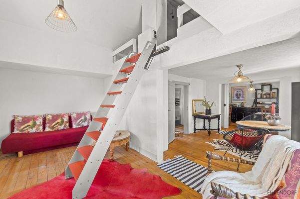 Wohnbereich mit Zugang zum Dachboden