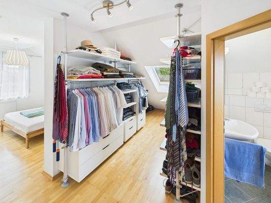 Ankleideraum mit Bad ...