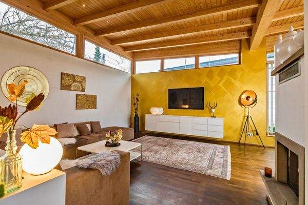 sehr großer und heller Wohnbereich mit Kamin