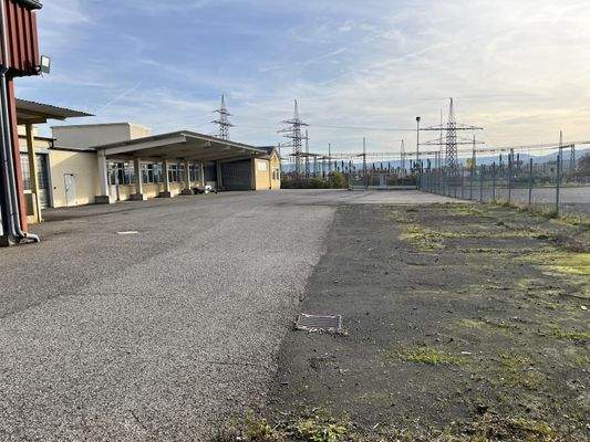 befestigte Außenflächen auf der Westseite