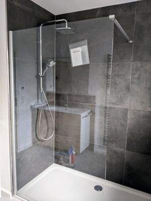 Begehbare Dusche mit Regenwalddusche.jpg
