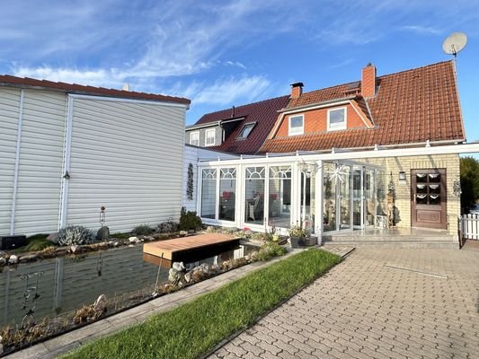 Teich mit Blick zum Wintergarten