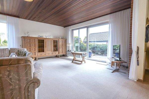 Wohnbereich mit Zugang zur Terrasse