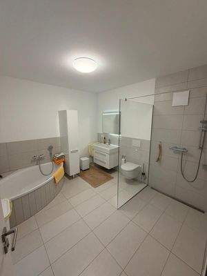 Badezimmer mit Badewanne und Dusche.jpg