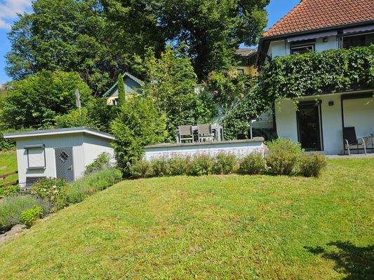 Gartenhaus und Blick auf das Haus