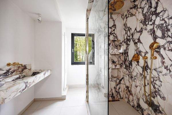 Luxuriöses Marmorbad