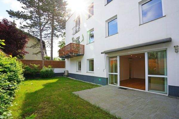 Terrasse und Eigengarten