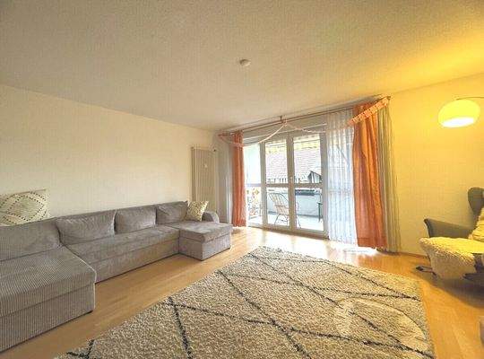 Wohnzimmer mit Balkon