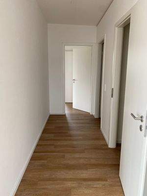 Heller Flur mit Türen