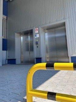 Überdachte Anlieferung / Blu Sky Lager 2