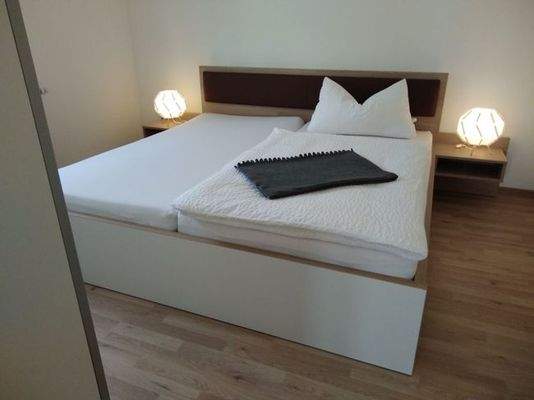 Wohnung 1: Schlafzimmer