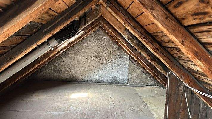 Blick auf den Dachboden