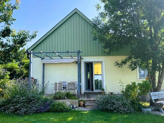 Gartenfront mit Terrasse