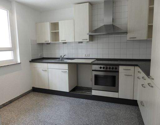 Moderne, helle Einbauküche mit Granitbodenbelag