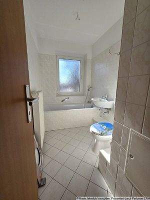 Bad mit Wanne und Fenster