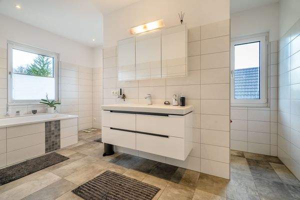 Doppelwaschbecken und Dusche