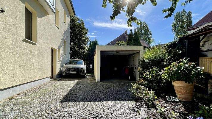 Einfahrt mit PKW-Garage