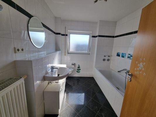 Badezimmer mit Badewanne und Dusche