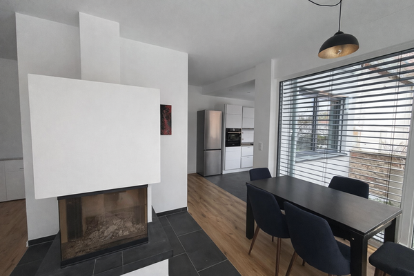 Wohnzimmer mit Kamin