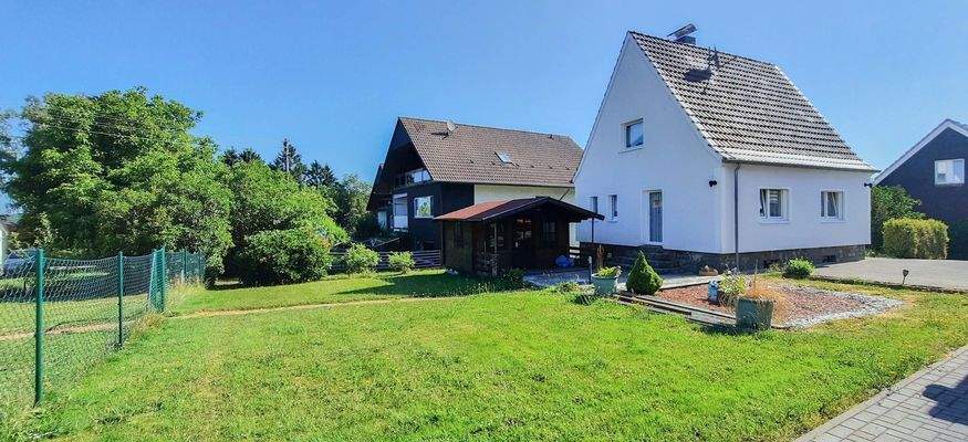 Rasenfläche hinter dem Haus