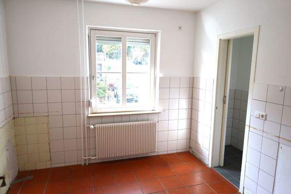 Küche mit Speisekammer