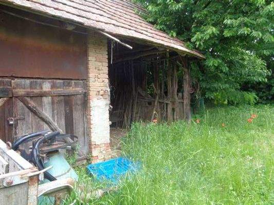 Stall mit hinten alter Scheune