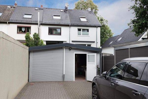 Rückansicht + Stellplätze