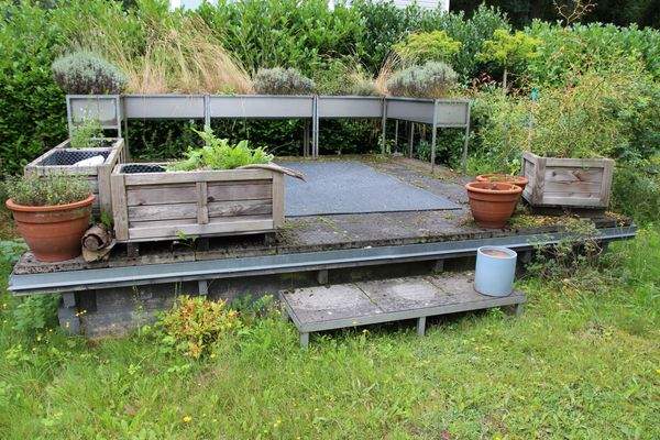 TERRASSE MIT HOCHBEET