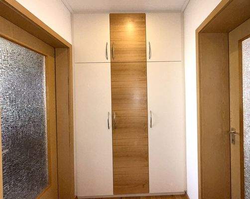 Flur mit Zugang in die Küche und in das Wohnzimmer