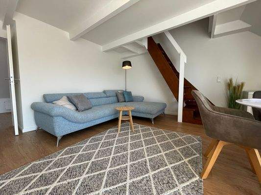 Loungebereich mit Treppe zum Schlafboden