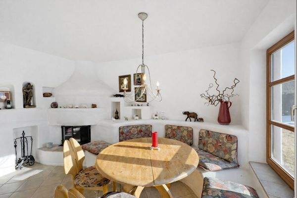 Essbereich direkt am Kamin