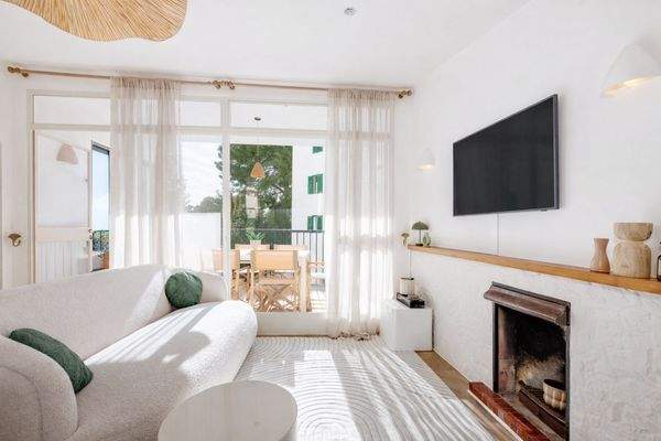 Wohnbereich mit Zugang zur überdachten Terrasse