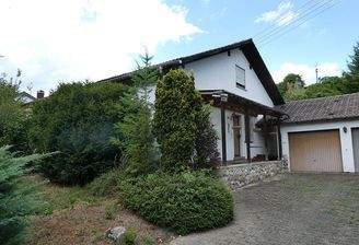 Hauszufahrt mit Garage