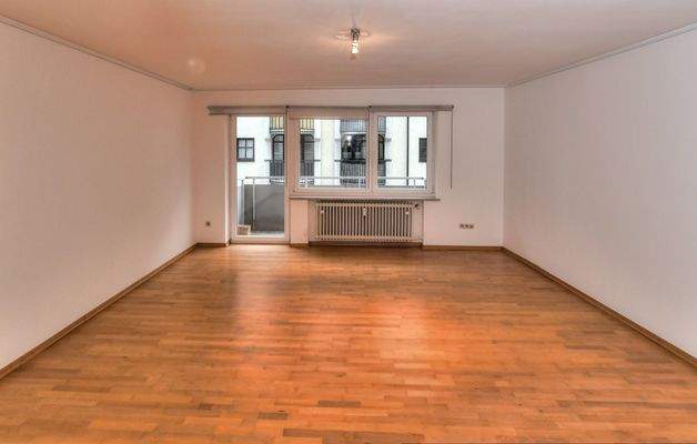 sehr geräumiges Wohnzimmer