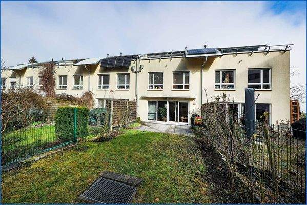 Hausansicht hinten mit Garten