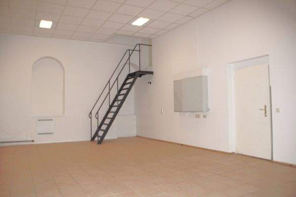 Wohnzimmer mit Industrietreppe