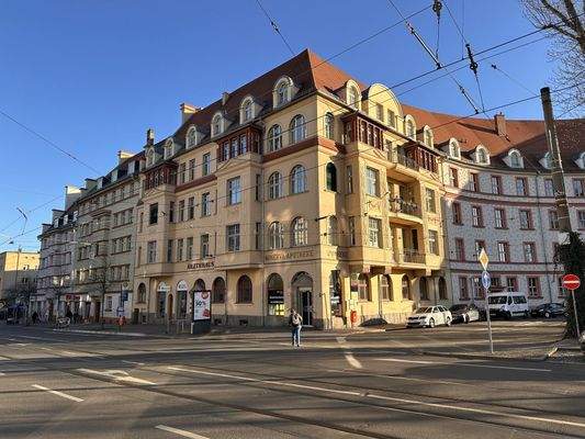 Ärztehaus und rechts davon das Verkaufsobjekt 