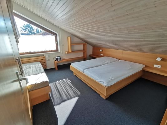 eines der beiden Schlafzimmer - möbliert