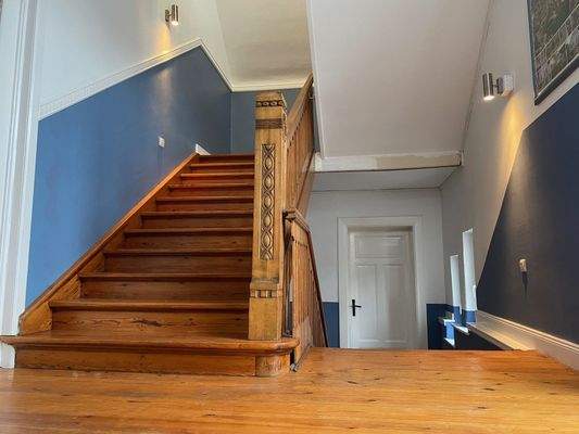 Das helle und geräumige Treppenhaus